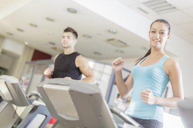 Spor salonunda çalışan genç bir kadın.