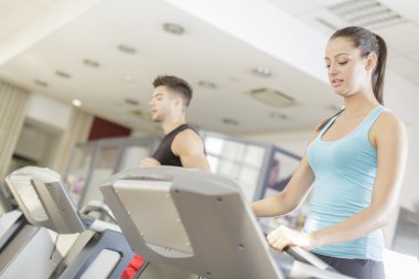Spor salonunda çalışan genç bir kadın.