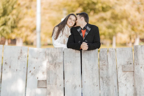 Jovem casal pela cerca — Fotografia de Stock