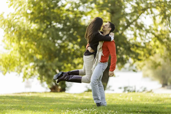 Jovem casal apaixonado — Fotografia de Stock