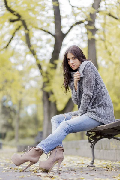 Mujer joven en el parque de otoño — Foto de Stock