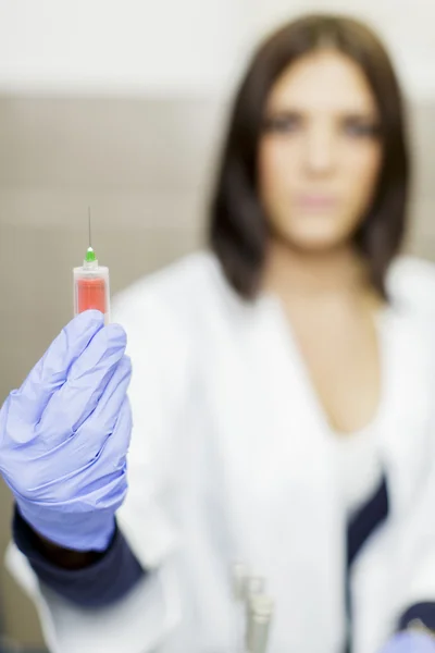 Mujer joven en el laboratorio médico —  Fotos de Stock