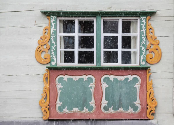 Ventana tradicional de Austria en invierno —  Fotos de Stock