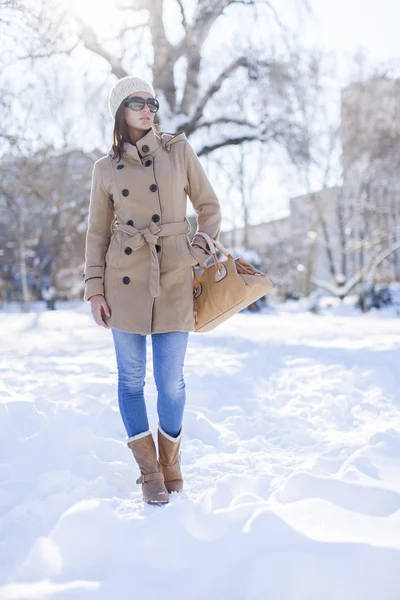 Junge Frau im Winter — Stockfoto