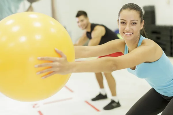 Tineri femeie formare în sala de gimnastică — Fotografie, imagine de stoc