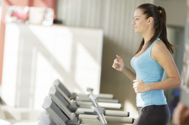 Spor salonunda çalışan genç bir kadın.