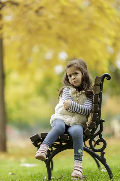 Dziewczynka na ławce — Zdjęcie stockowe
