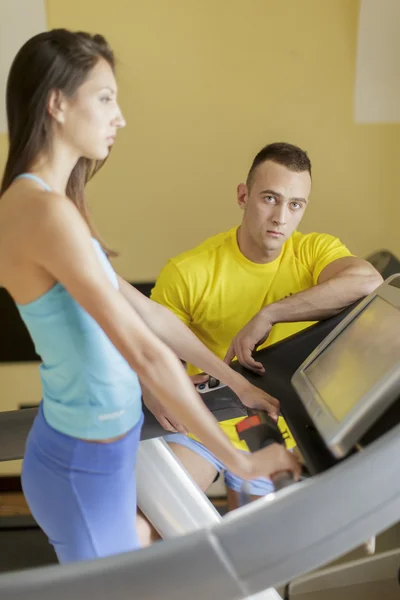 Ung man och kvinna i gymmet — Stockfoto