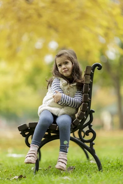 Девочка на скамейке запасных — стоковое фото