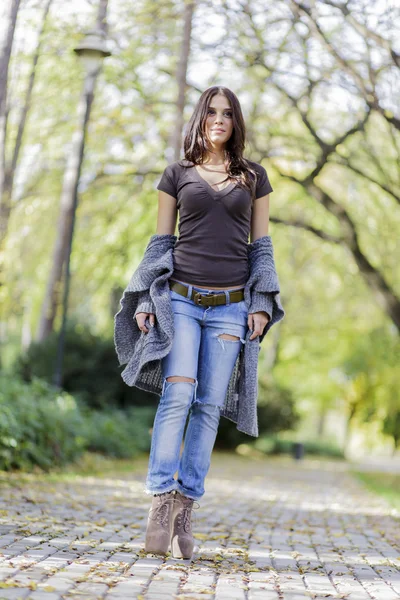 Młoda kobieta na jesień park — Zdjęcie stockowe
