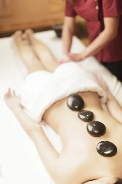 Гаряча кам'яна масажна терапія — стокове фото