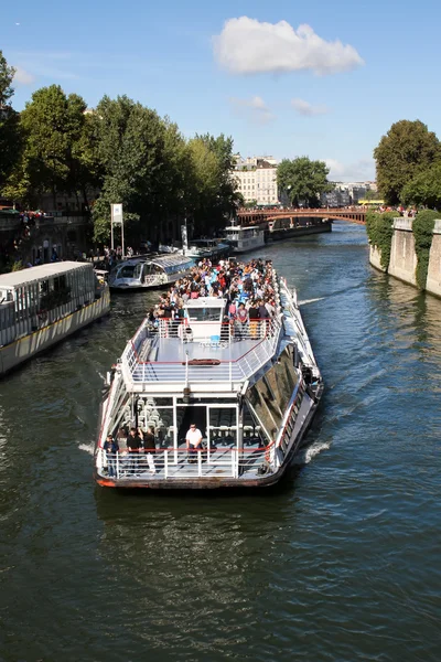 Tourist boat in Paris, France — Stock Photo, Image