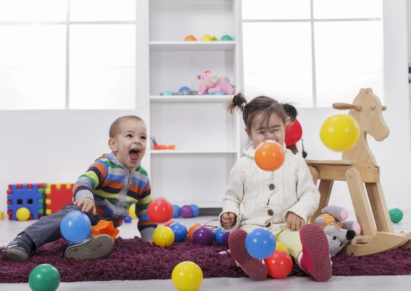 Niños jugando en la habitación —  Fotos de Stock