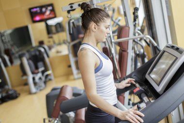 Spor salonunda çalışan genç bir kadın.