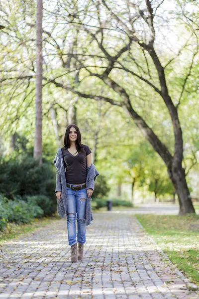 Sonbahar parkındaki genç kadın. — Stok fotoğraf