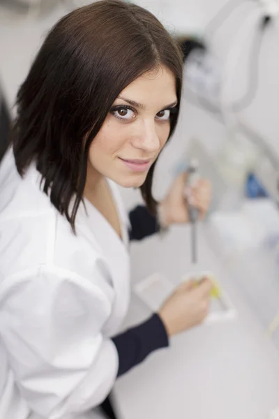 Jonge vrouw in het medisch laboratorium — Stockfoto