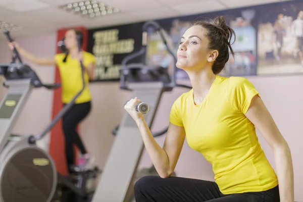 Junge Frau trainiert im Fitnessstudio — Stockfoto