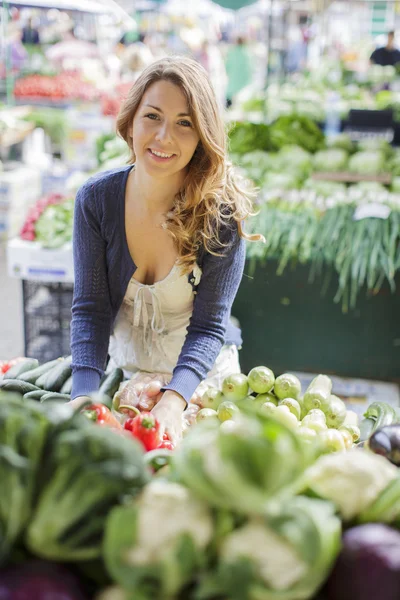 Ung kvinna på marknaden — Stockfoto