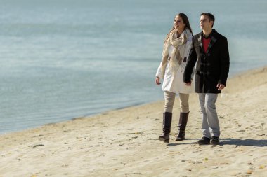 Kumsaldaki genç çift.