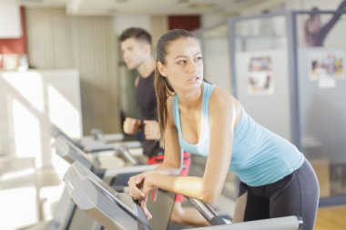 Spor salonunda çalışan genç bir kadın.