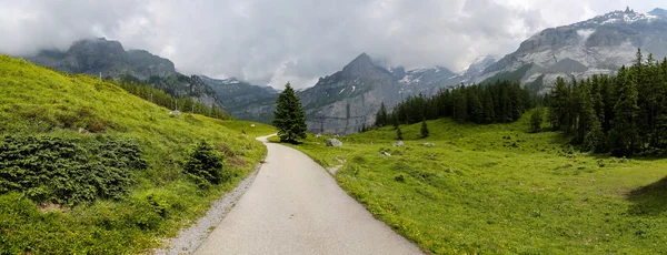 Landweg bij de Alpen — Stockfoto