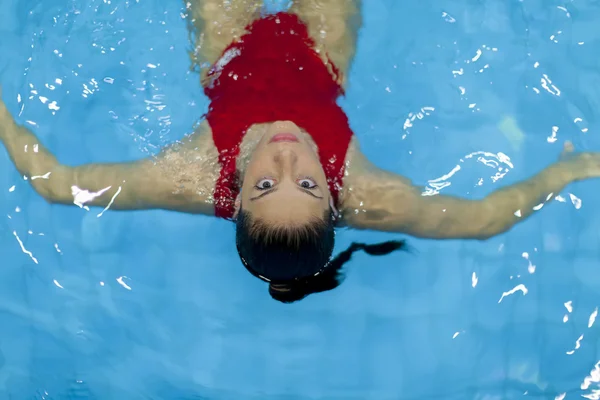 Junge Frau im Schwimmbad — Stockfoto