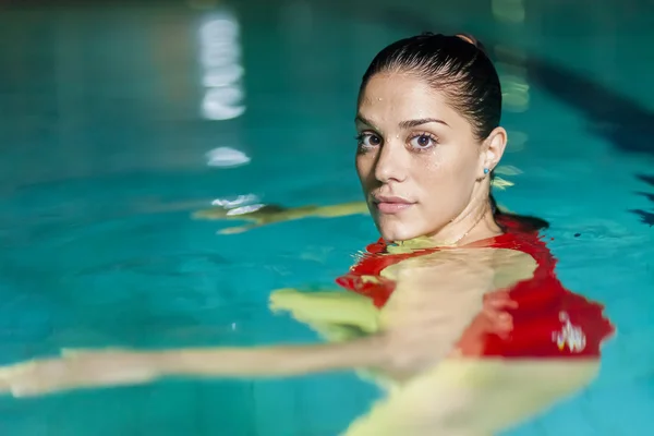 Jeune femme dans la piscine — Photo