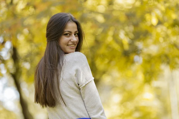 Jovem mulher na floresta de outono — Fotografia de Stock