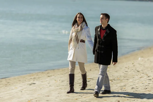 Young couple on the beach — Stock Photo, Image