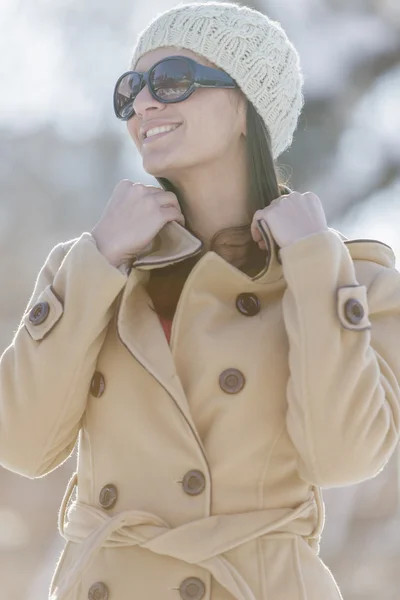 Giovane donna in inverno — Foto Stock