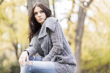 sonbahar park adlı genç bir kadın