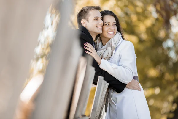 Pareja joven junto a la valla —  Fotos de Stock