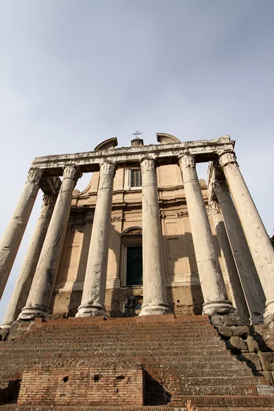 Świątynia antonius i Faustyna w foro romano, Rzym, Włochy — Zdjęcie stockowe