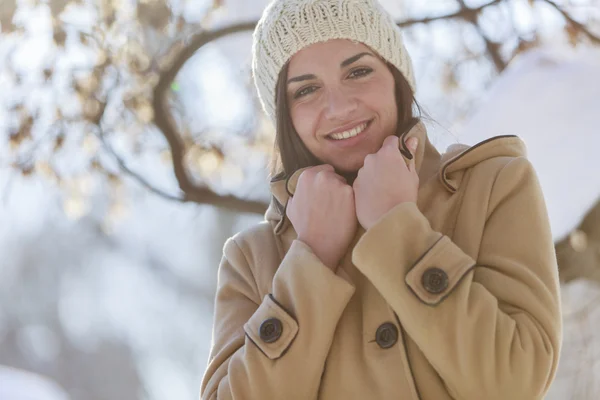 Jovem mulher no inverno — Fotografia de Stock