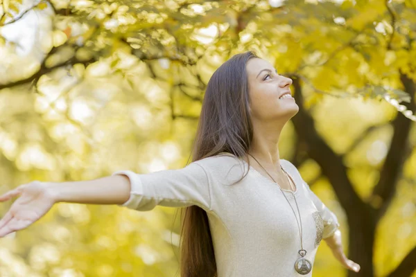 Junge Frau im herbstlichen Wald — Stockfoto