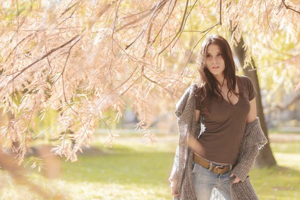 Junge Frau im herbstlichen Wald — Stockfoto