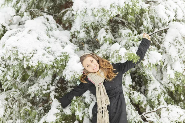 Jonge vrouw op winter — Stockfoto