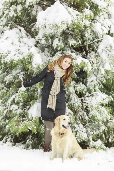 Fiatal nő kutya-on tél — Stock Fotó