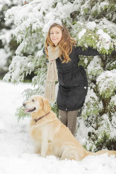 Giovane donna con cane in inverno — Foto Stock