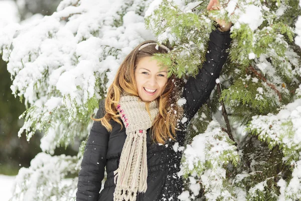 Giovane donna in inverno — Foto Stock