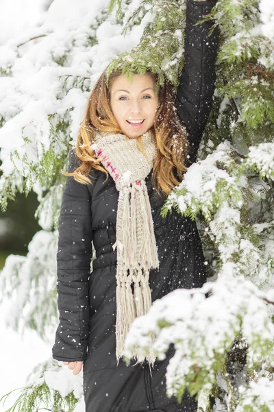 Mujer joven en invierno — Foto de Stock