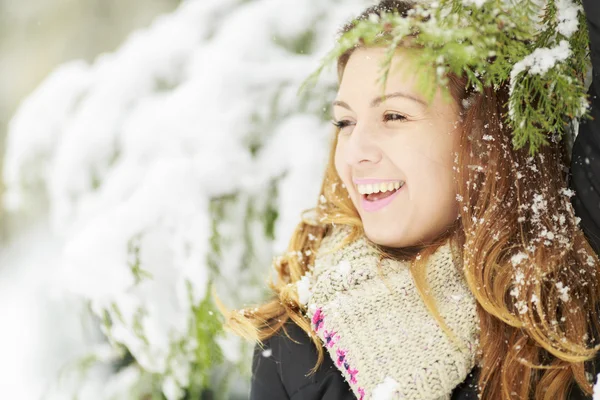 Jonge vrouw op winter — Stockfoto