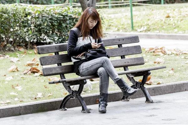 Mujer china con teléfono móvil —  Fotos de Stock