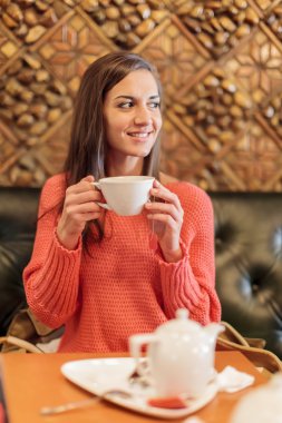 Genç bayan çay içiyor.