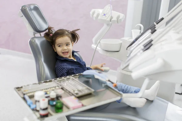 Bambina dal dentista — Foto Stock