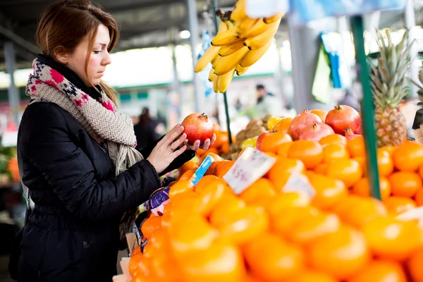 Ung kvinna på marknaden — Stockfoto