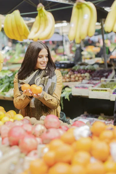 Giovane donna sul mercato — Foto Stock