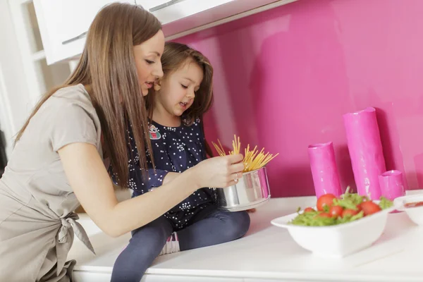 Madre e hija en la cocina — Foto de Stock