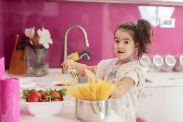 Dziewczynka w kuchni. — Zdjęcie stockowe