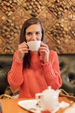 Genç bayan çay içiyor.